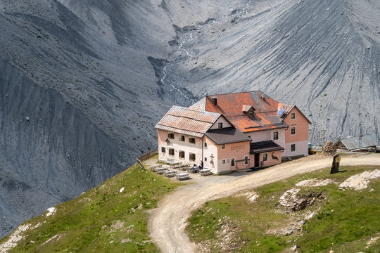 Die Schaubachh&uuml;tte vor dem Ortler Gletscher