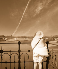 Mujer mirando desde un puente