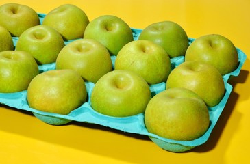 黄色のテーブルの上の梨