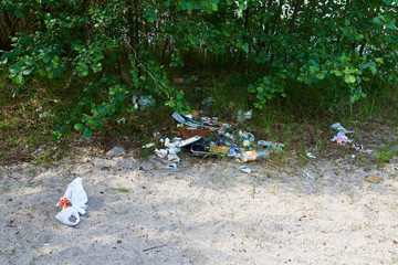 Nach dem Picknick, illegal entsorgter Müll am Badestrand
