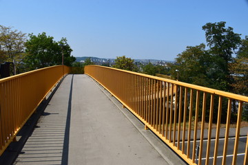 Fußgängerbrücke mit gelbem Gitter