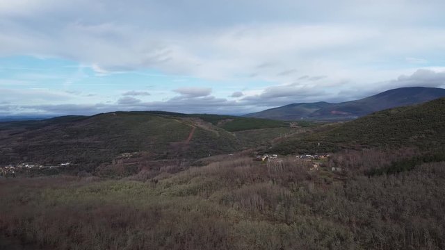 Monta&ntilde;a Leonesa grabada con dron , observando los pueblos que se encuentran asentados en ella.