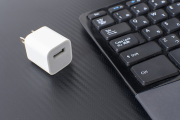 充電器とキーボード
