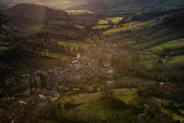 Village du sud de la France en fin de journée. (Saint-Paul des Fonts - vallée de la Sorgue)