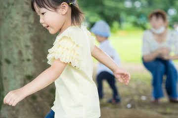 Fototapeta premium 公園で遊ぶ子供たち