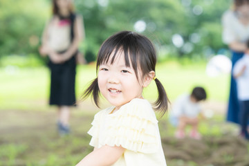 公園で遊ぶ子供たち