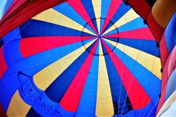 magnifique couleur pour ce ballon de montgolfière en train de gongler