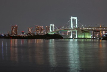 Fototapeta premium Beautiful night view of Tokyo Bay , Rainbow bridge