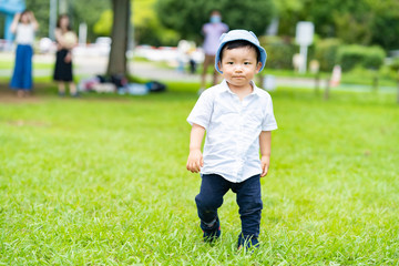 公園で遊ぶ子供たち