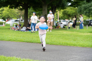 公園で遊ぶ子供たち