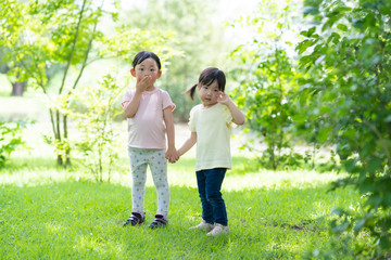 Fototapeta premium 公園で遊ぶ子供たち