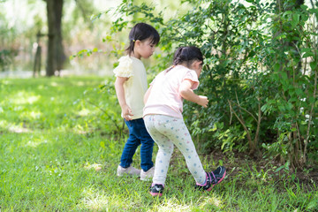 公園で遊ぶ子供たち