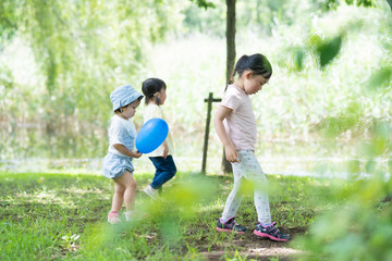 Fototapeta premium 公園で遊ぶ子供たち