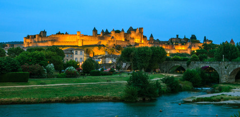 Cité de Carcassonne a la tombée de la nuit