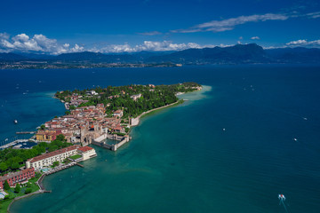 Fototapeta premium Widok z lotu ptaka na Sirmione sul Garda. Włochy, Lombardia Widok z drona. Zamek Rocca Scaligera w Sirmione.