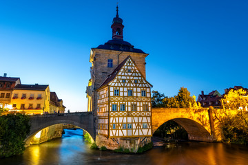 Das historische Rathaus von Bamberg in der Dämmerung