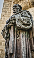 Escultura de San Pedro en la Plaza de Santa María de Cáceres