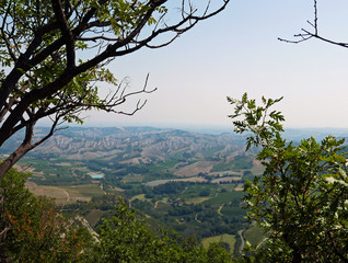 scenico panorama delle campagne coltivate in emilia romagna , in italia