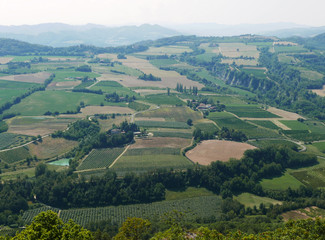 Fototapeta na wymiar scenico panorama delle campagne coltivate in emilia romagna , in italia