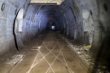 Fototapeta podziemna stacja kolejki wąskotorowej z widocznymi rozjazdami torów w poniemieckich bunkrach obraz