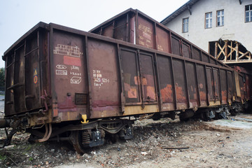 wypadek towarowych wagonów kolejowych
