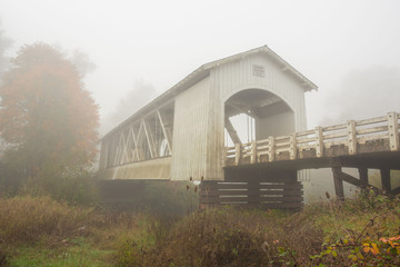 Fototapeta na wymiar Gilkey covered bridge near Sio, Oregon