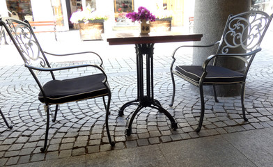 Pusty stolik przy ulicznej kawiarni