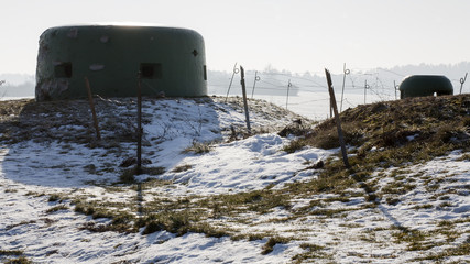 zasieki i stalowa kopuła bunkra zimą © qrrr