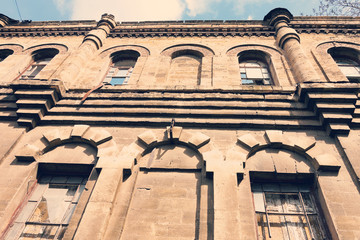 Obraz premium Front facade of an abandoned building in the city