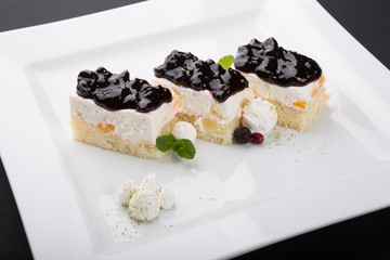Black currant cheese cake