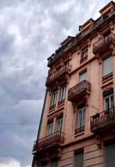 Fototapeta na wymiar Rote Altbaufassaden in Lyon