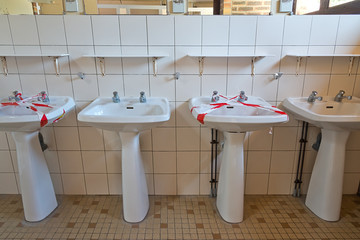 Wegen Corona gesperrte Waschbecken im Waschraum von einem Campingplatz