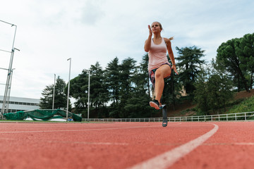 runner with an artificial leg in a acceleration position