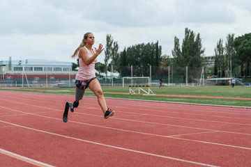 runner with an artificial leg in a acceleration position