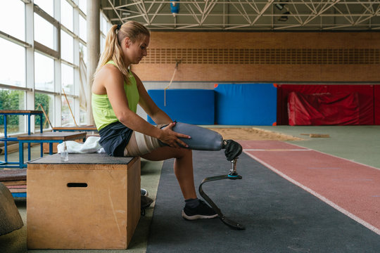 female athlete with prosthetic leg