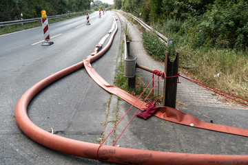 Wasserversorgung bei der Bekämfung eines Grossbrands im Wald