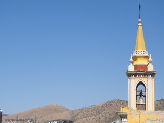 Iglesia y monta&ntilde;as