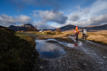 senderistas realizando un trekking, valle de Glen Coe ,Geoparque Lochaber, Highlands, Escocia, Reino Unido
