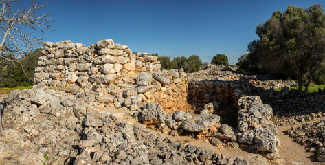 habitaciones rectangulares, conjunto prehistórico de Capocorb Vell,  principios del primer milenio...