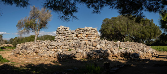 talayot circular, conjunto prehistórico de Capocorb Vell,  principios del primer milenio a. C....