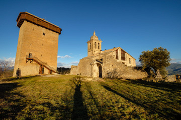Obraz premium Castillo torreón del siglo XI y iglesia de la Asunción, Sobrarbe, Huesca, Aragón, cordillera de los Pirineos, Spain