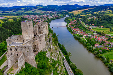 Fototapeta na wymiar Burg Strecno in Tschechien aus der Luft