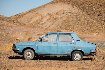Obraz na płótnie Canvas Renault R12 azul, Tourza, antiatlas, Marruecos, Africa