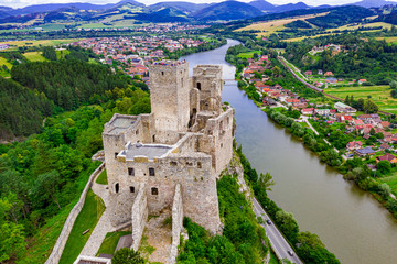 Fototapeta na wymiar Burg Strecno in Tschechien aus der Luft