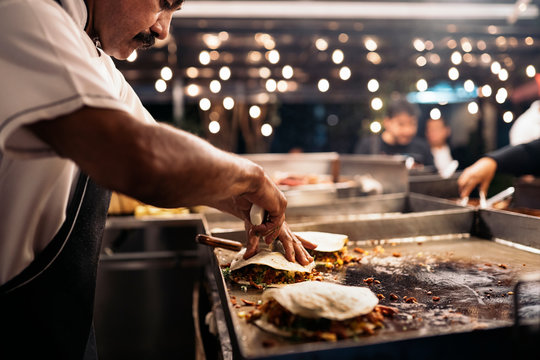 Taquero making tacos