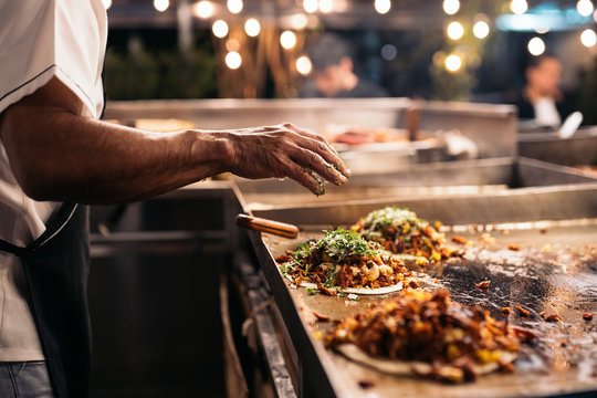 Taquero making tacos