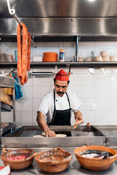 Taquero making tacos