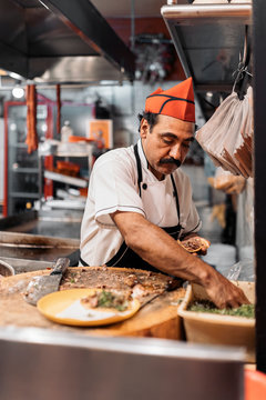 Taquero making tacos