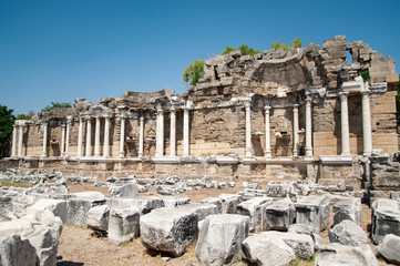 Fototapeta na wymiar antique ruins of a temple with columns. 