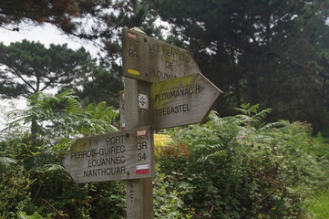 Holzschild bei Tregastel in der Bretagne